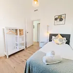 G74 Avenida Gaudi Nice 4 Bedrooms Apartment With Balcony- Sagrada Familia