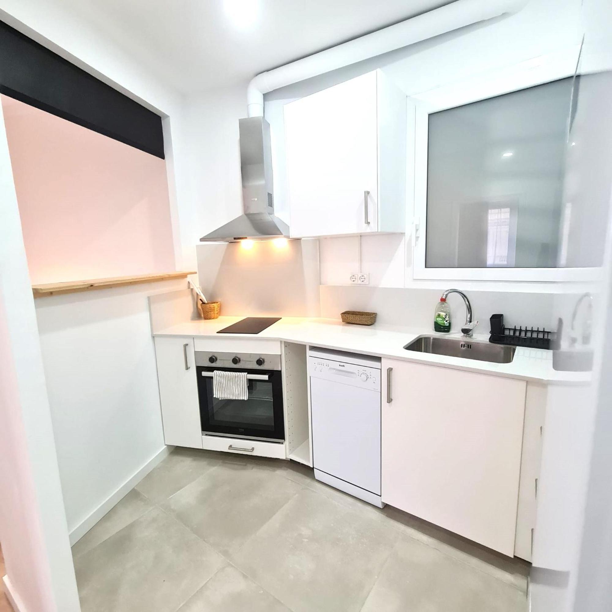 G74 Avenida Gaudi 4 Bedrooms With Balcony- Sagrada Familia Barcelona
